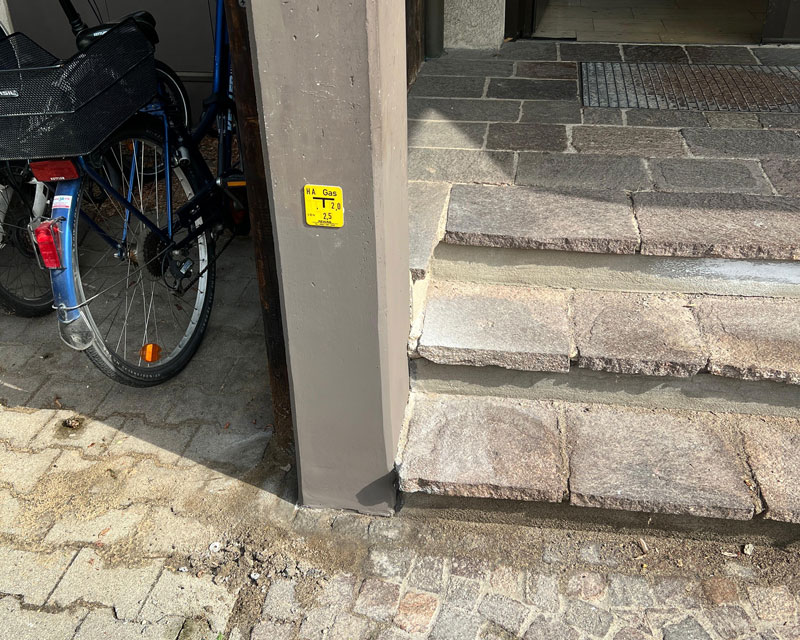 Verputzarbeiten eines Betonpfeilers in Regensburg